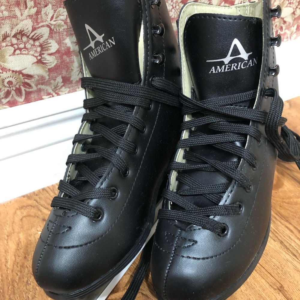 American Athletic Boys’ tricot lined figure skates. Ice skates. Size 2.